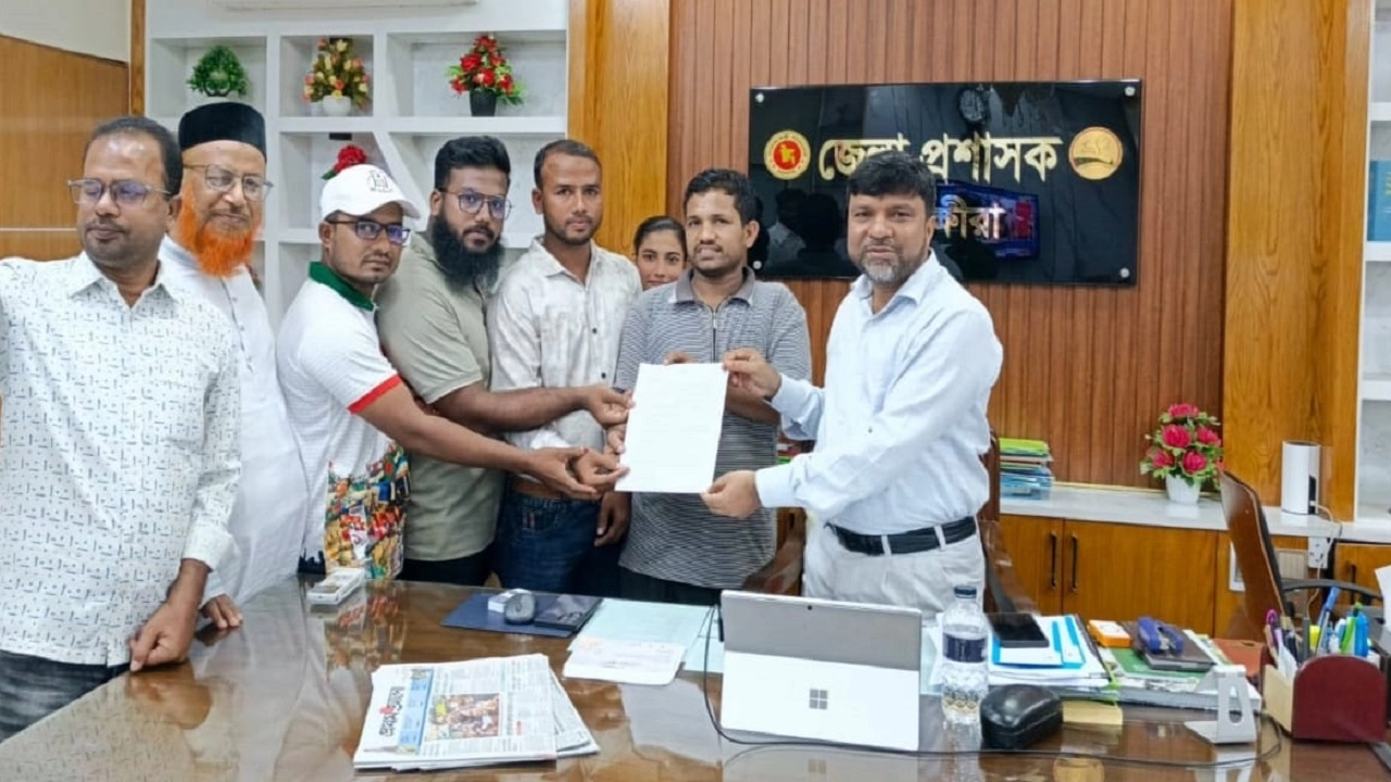 জেলা প্রশাসকের কাছে স্মারকলিপি প্রদান করেছেন জুলাই যোদ্ধারা