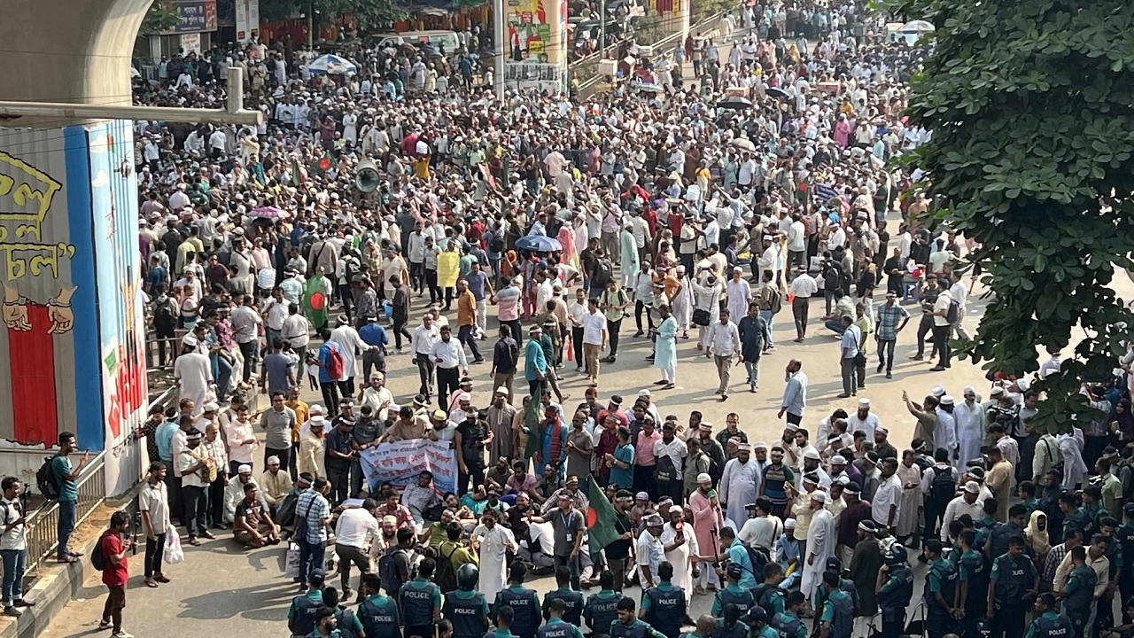 এমপিওভুক্ত বেসরকারি শিক্ষকরা রাজধানীর শাহবাগ মোড়ে