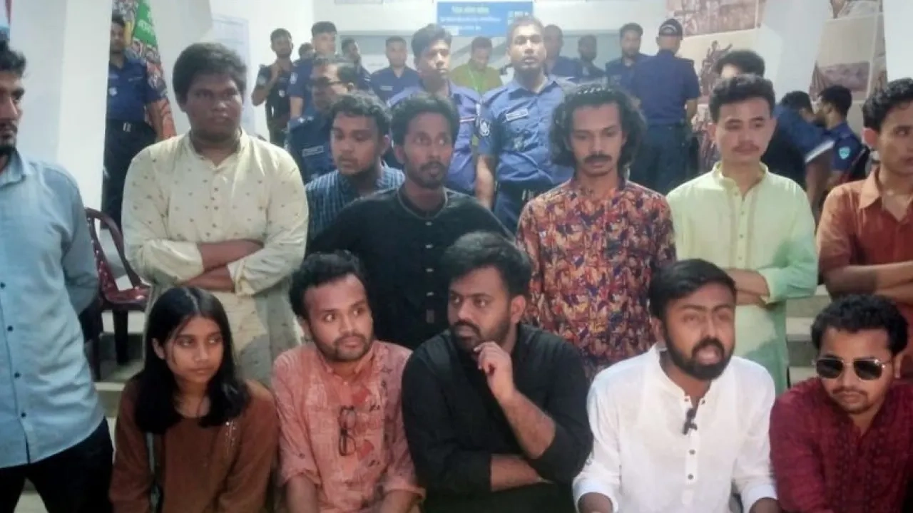 চাকসু ভবনের সামনে ‘দ্রোহ পর্ষদ’ প্যানেলের সংবাদ সম্মেলন