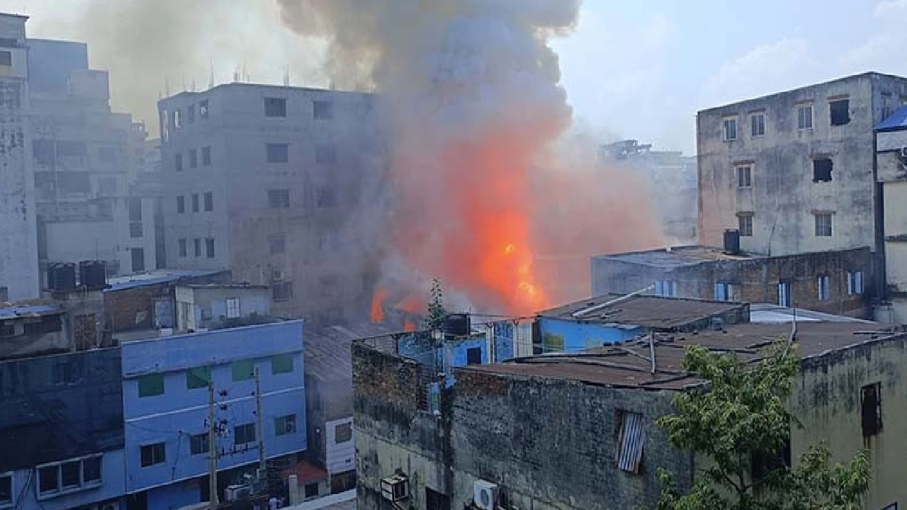 রাজধানীর মিরপুরের কেমিক্যাল গোডাউনের আগুন