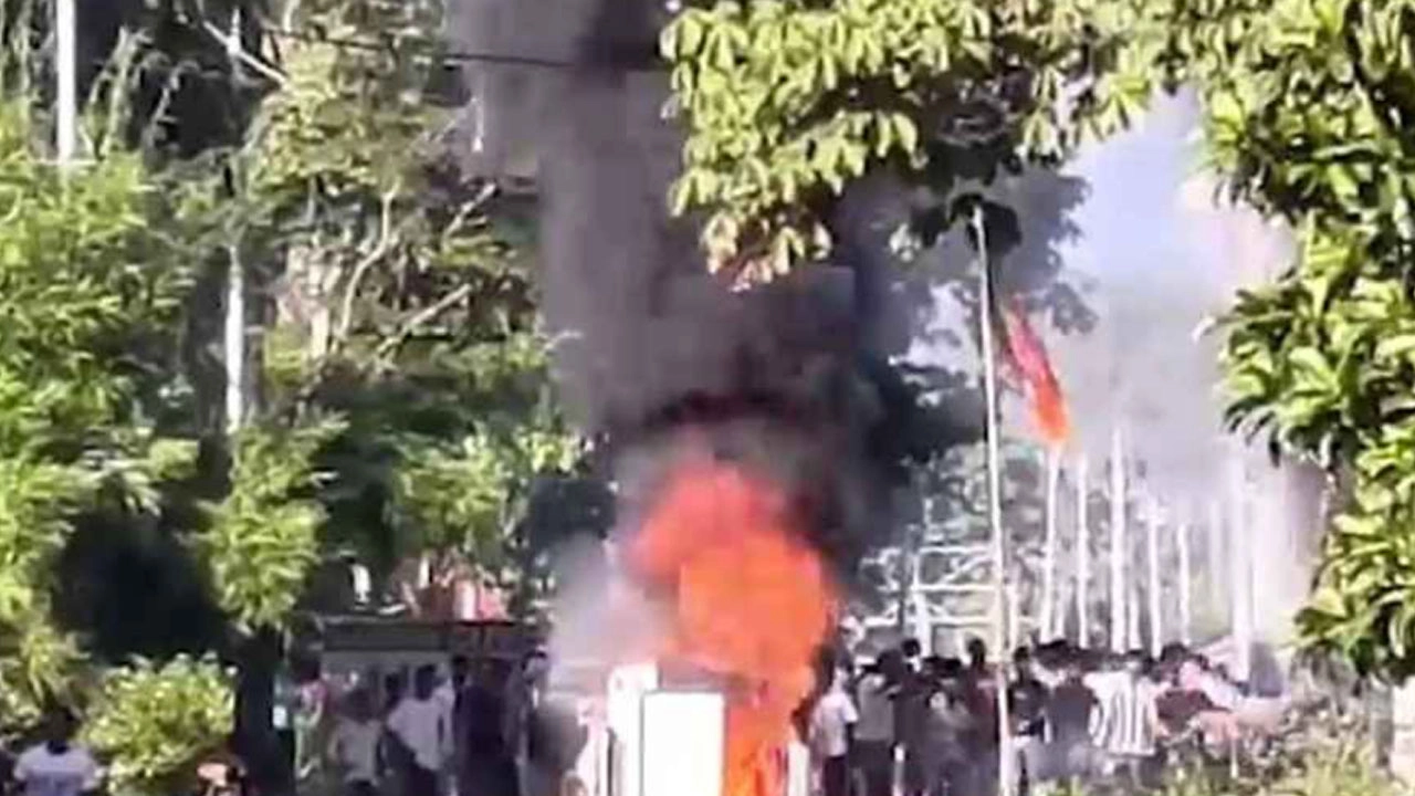 বিক্ষোভের আগুনে জ্বলছে ভারতের আসাম