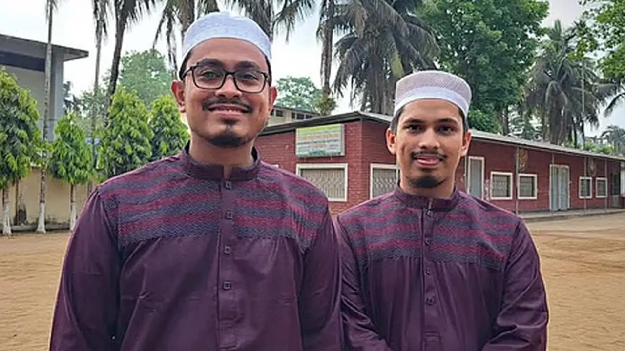 ডাকসুর ভিপি সাদিক কায়েম ও আবু আয়াজ।