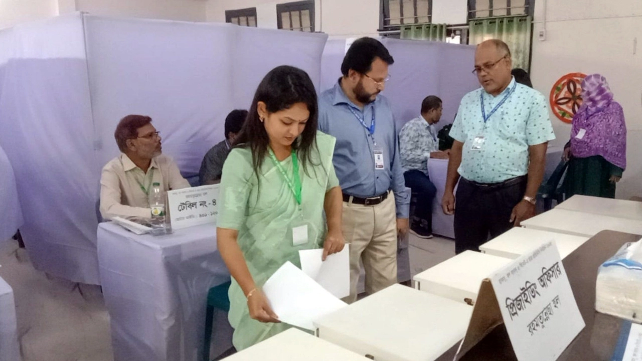 ভোট দিচ্ছেন জাহিন বিশ্বাস এষা