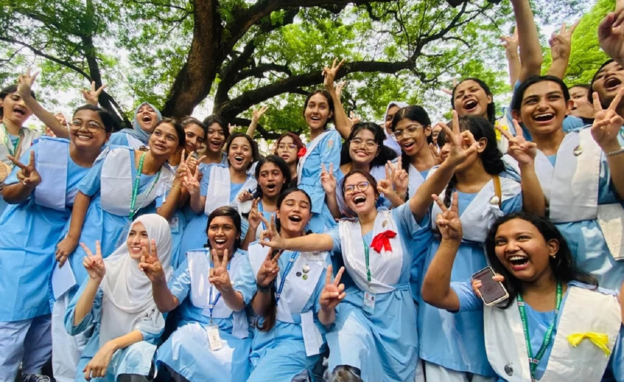 এসএসসির ফল প্রকাশের পর আনন্দে উদ্বেলিত শিক্ষার্থীরা। ছবি- সংগৃহীত