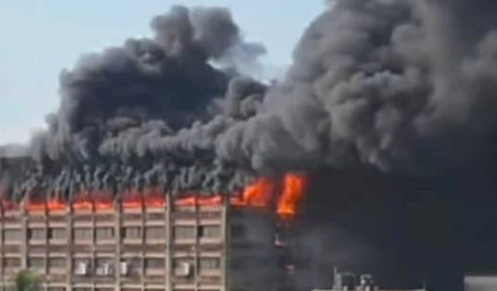 চট্টগ্রামে একটি পোশাক উৎপাদনকারী প্রতিষ্ঠানে ভয়াবহ আগুন লেগেছে