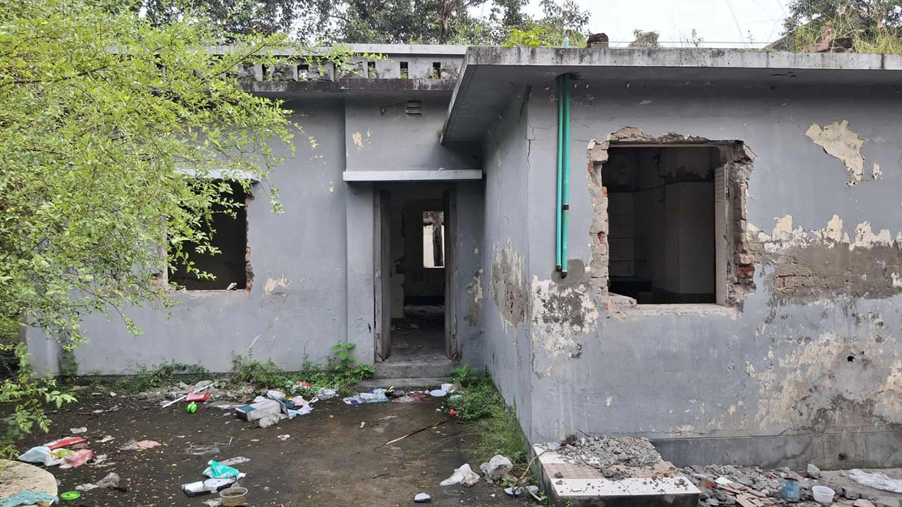 সরকারি কোয়ার্টারের দরজা-জানালা খুলে নিলেন প্রকৌশলী