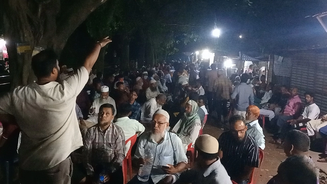 উৎসুক জনতার ভিড়