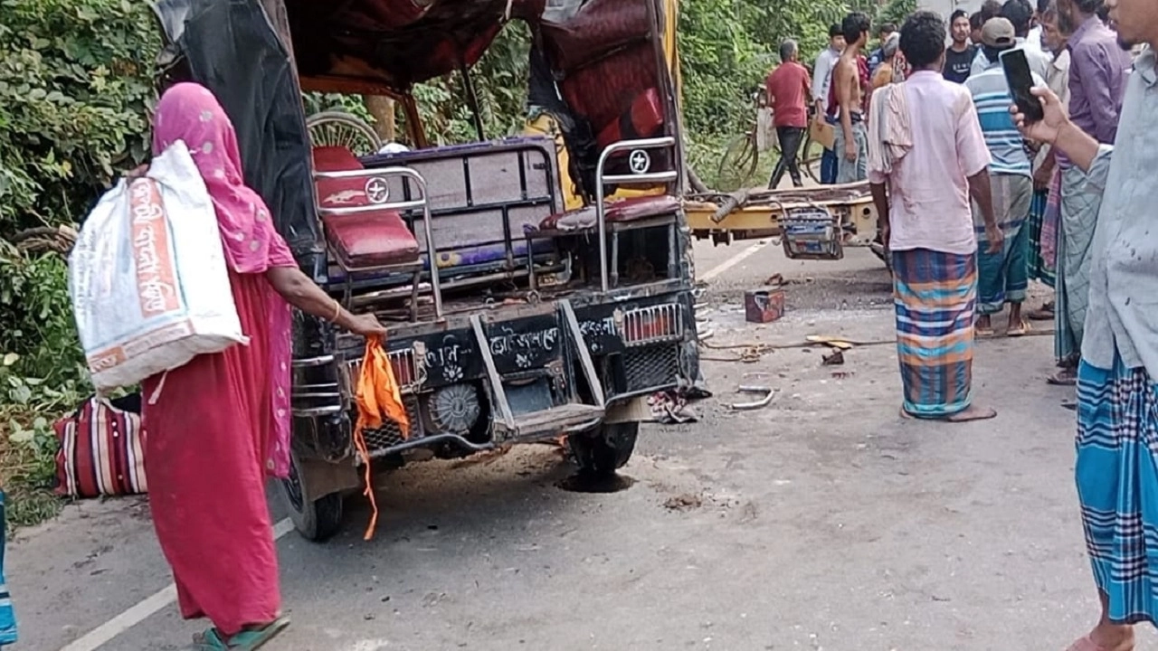 মধুপুরে ভ্যান-মাহিন্দ্রা-পিকআপের ত্রিমুখী সংঘর্ষ