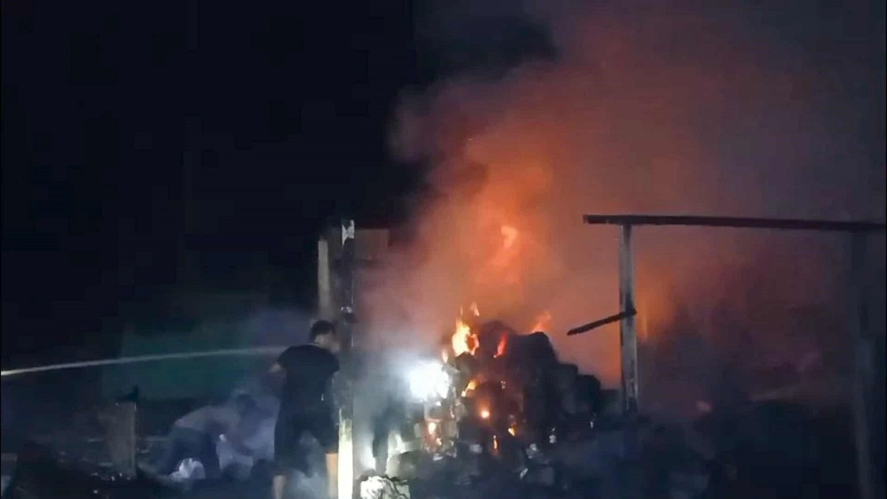 ঘাটাইলে একটি সুতার মিলে ভয়াবহ অগ্নিকাণ্ডের ঘটনা ঘটে