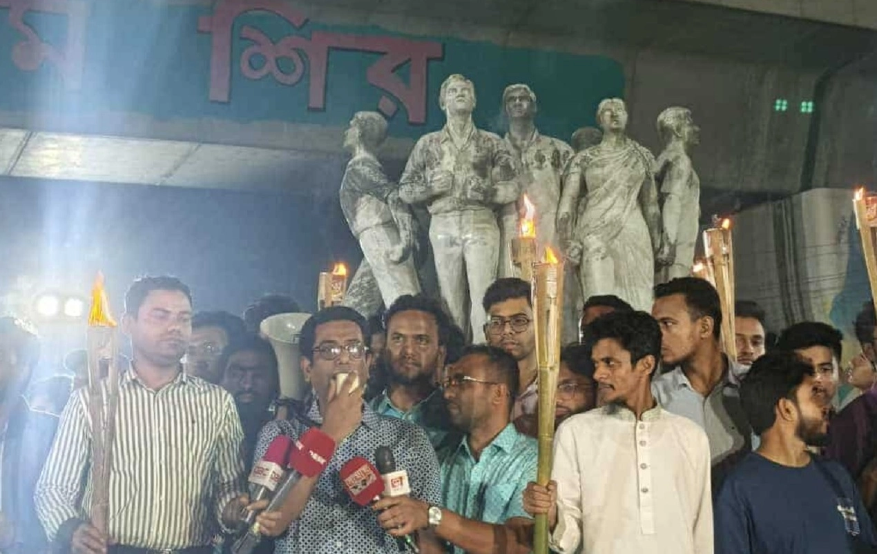 ঢাবি শিক্ষার্থীদের মশাল মিছিল