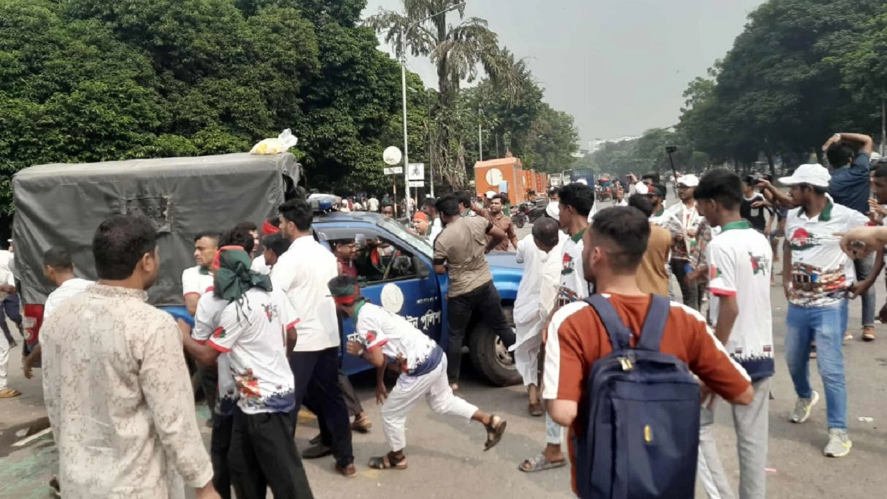 জাতীয় সংসদের দক্ষিণ প্লাজায় পুলিশের সঙ্গে জুলাই সনদ স্বাক্ষর ইস্যুতে আন্দোলনকারীদের সংঘর্ষের ঘটনা ঘটেছে। 