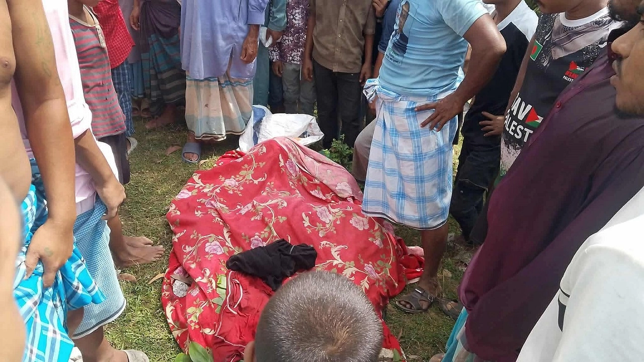 নিহতের মরদেহ রেল লাইনের ধারে চাদর দিয়ে ঢেকে রাখা হয়েছে।