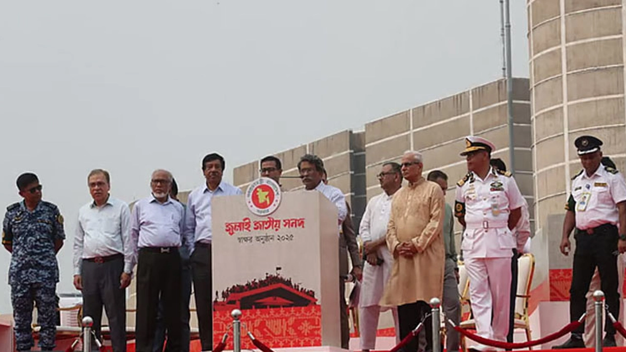 জাতীয় ঐকমত্য কমিশনের সহসভাপতি অধ্যাপক আলী রীয়াজ আজ শুক্রবার দুপুরে জাতীয় সংসদের দক্ষিণ প্লাজায় আন্দোলনরত জুলাই বীর যোদ্ধাদের উদ্দেশে কথা বলেন।