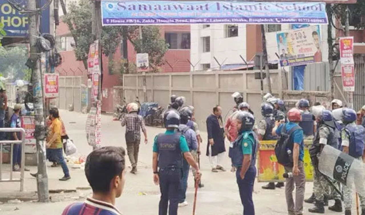 পুলিশের ধাওয়া খেয়ে লালমাটিয়া হাউজিং সোসাইটির গলিতে আশ্রয় নেন আন্দোলনকারীরা