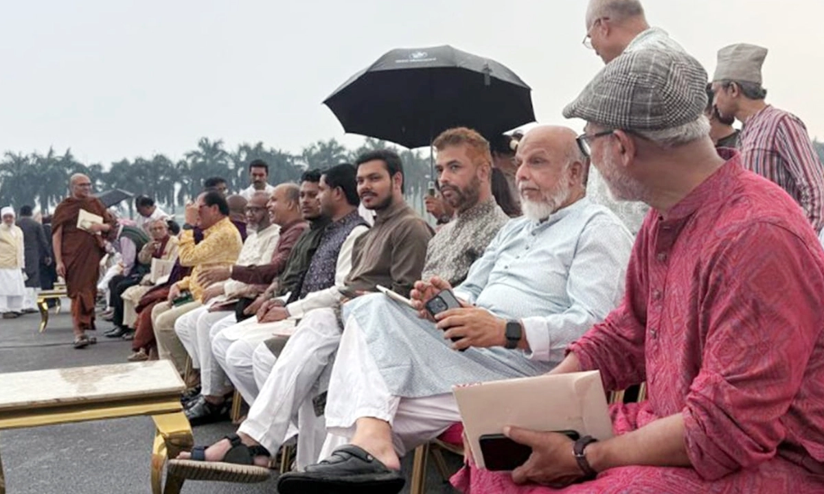 বৃষ্টি উপেক্ষা করে যোগ দিচ্ছেন রাজনৈতিক দলের নেতা ও বিভিন্ন শ্রেণির মানুষ