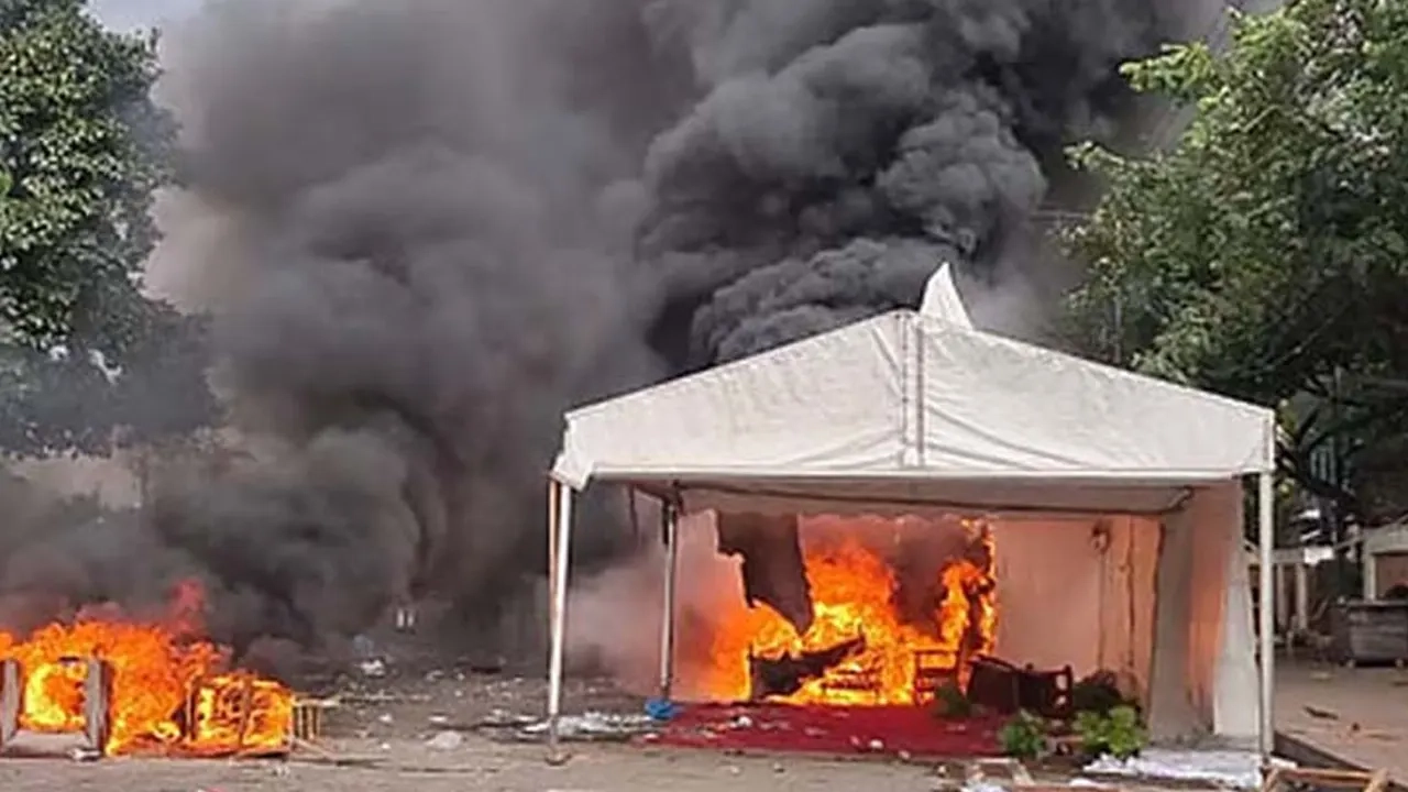 পুলিশের গাড়িসহ বেশ কয়েকটি ট্রাক ও বাস ভাঙচুর করেন ও আগুন ধরিয়ে দেয়