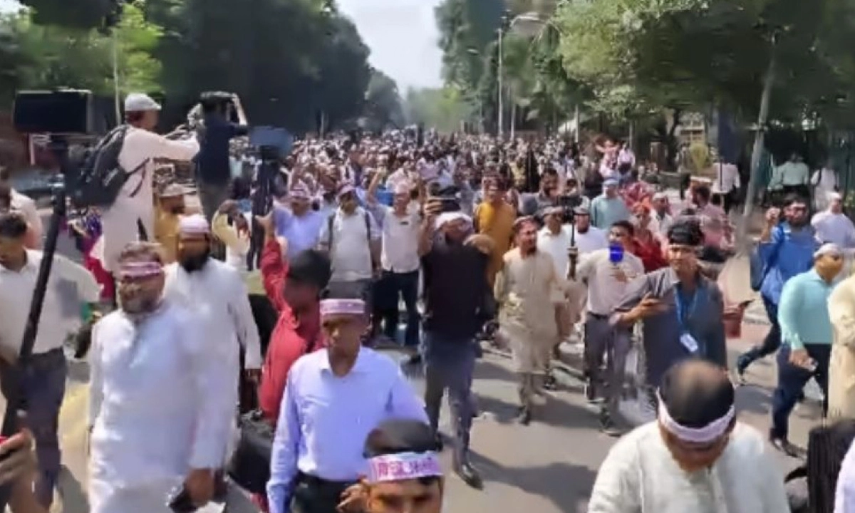 তিন দফা দাবিতে শিক্ষকদের কালো পতাকা মিছিল