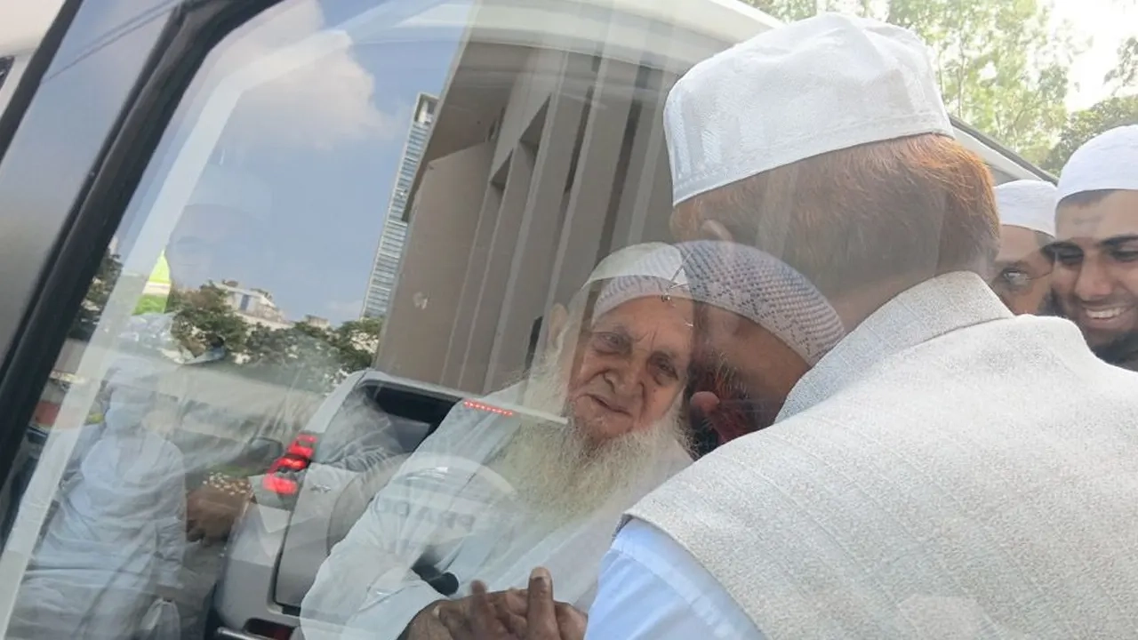 মাওলানা শাহ মুহিব্বুল্লাহ বাবুনগরীর সঙ্গে সৌজন্য সাক্ষাৎ ও দোয়া বিনিময় করেন মিয়া গোলাম পরওয়ার