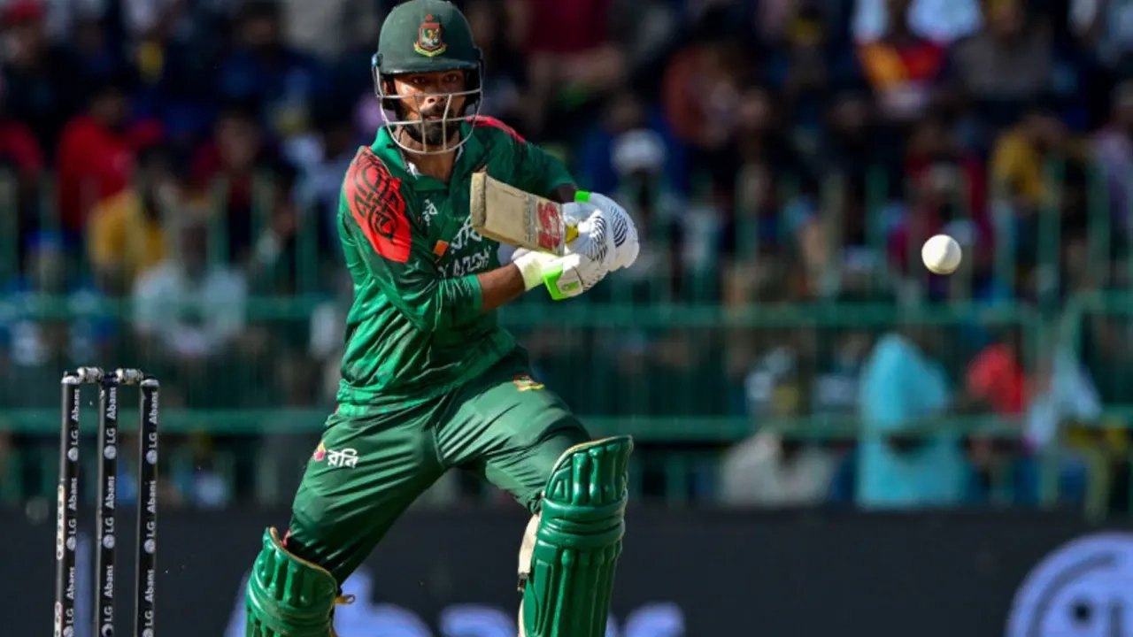 ব্যাট করছেন তাওহিদ হৃদয়।