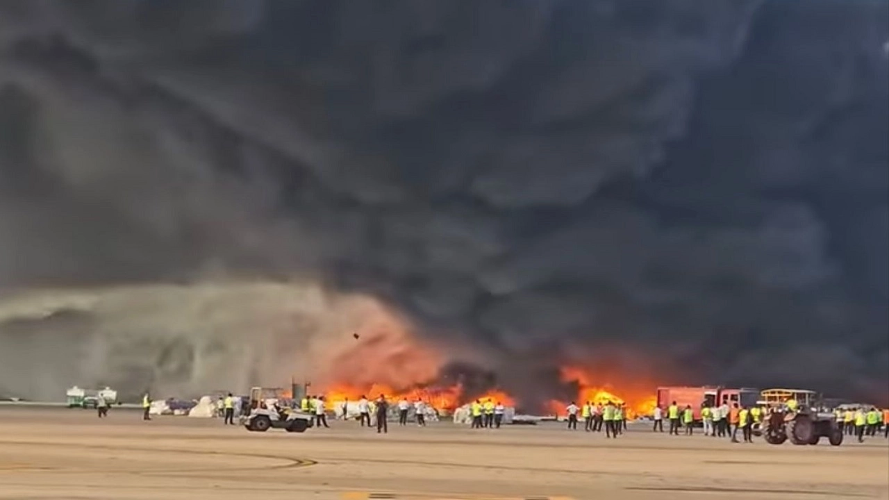 শাহজালালে কার্গো ভিলেজে আগুন