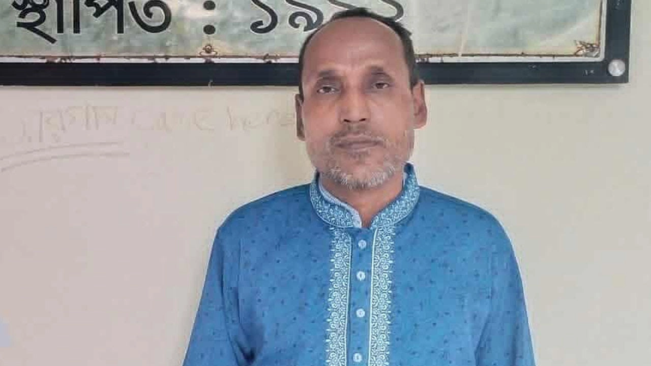 ৫১ বছর বয়সী শিক্ষার্থী শাহরিয়ার মোর্শেদ খান। 