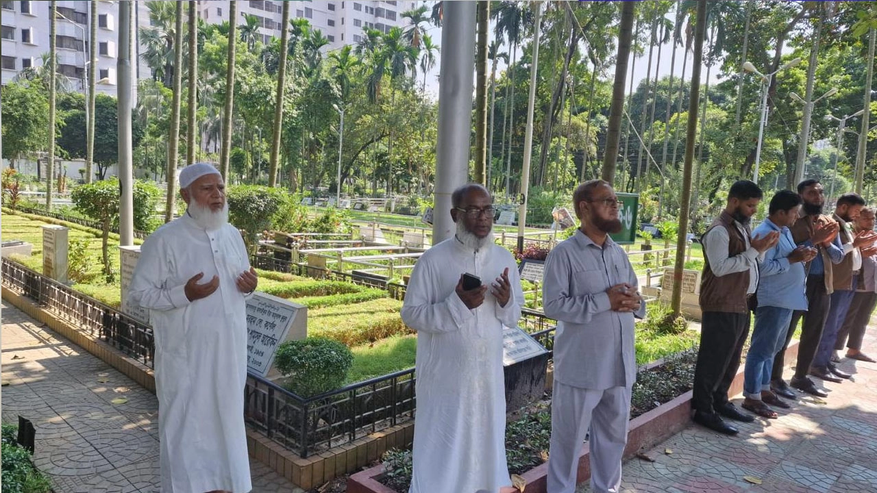 বনানী সামরিক কবরস্থানে ডা. শফিকুর রহমান। 