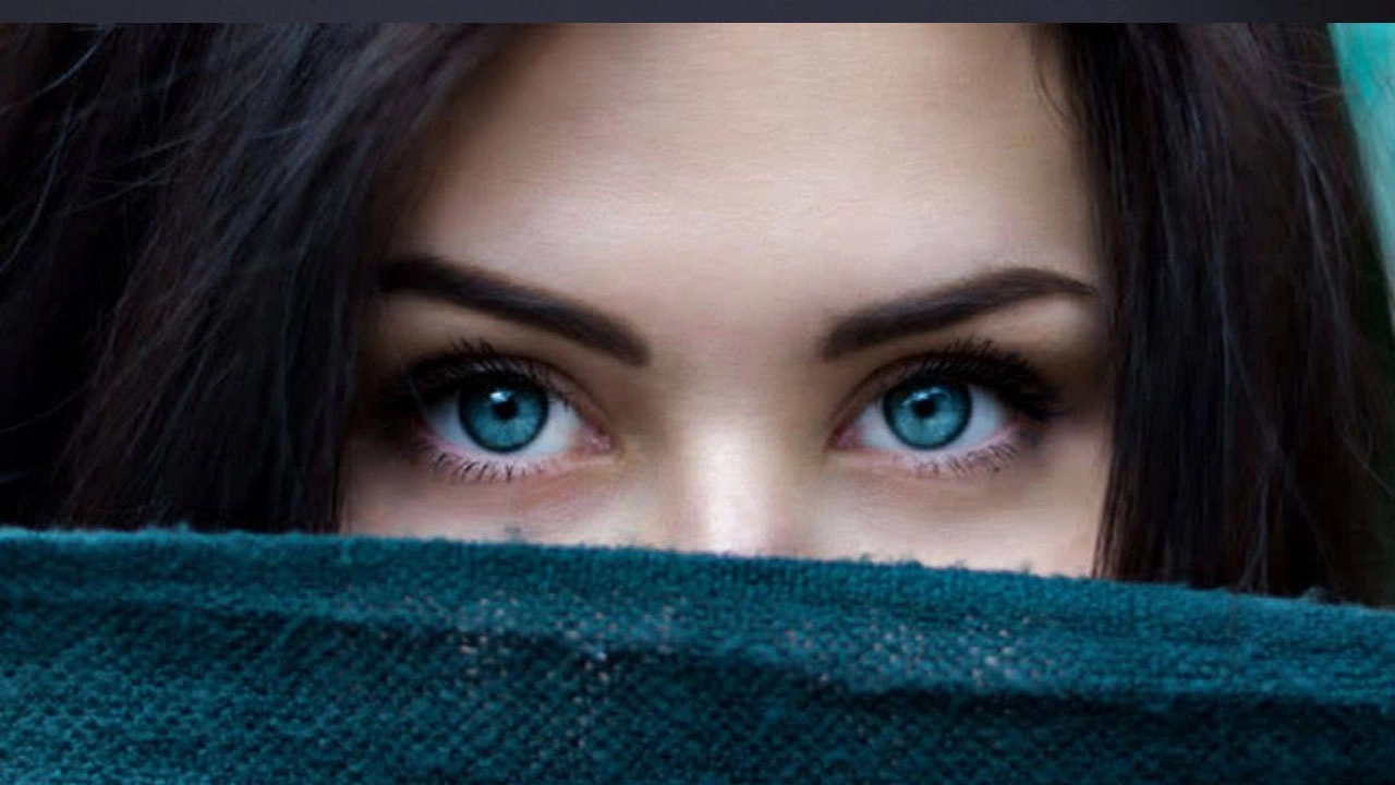 নীল চোখের সন্তান চেষ্টায় চোখের রঙ পরিবর্তন করলেন নারী!