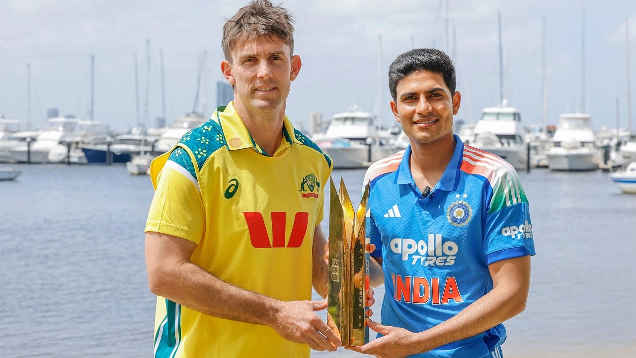 ওয়ানডে সিরিজের ট্রফি হাতে ভারত ও অস্ট্রেলিয়ার অধিনায়ক