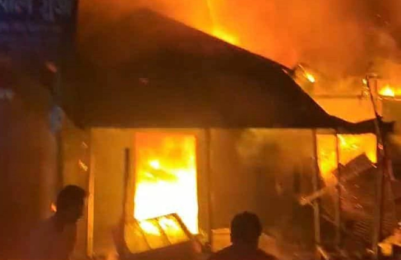 বোয়ালমারী কাদিরদি বাজারে অগ্নিকাণ্ডে পুড়ে ছাই ২০টি দোকান।