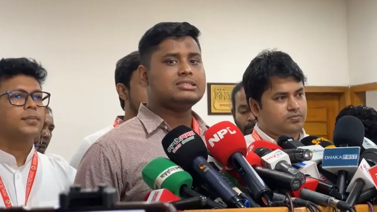 বক্তব্য রাখছেন হাসনাত আব্দুল্লাহ