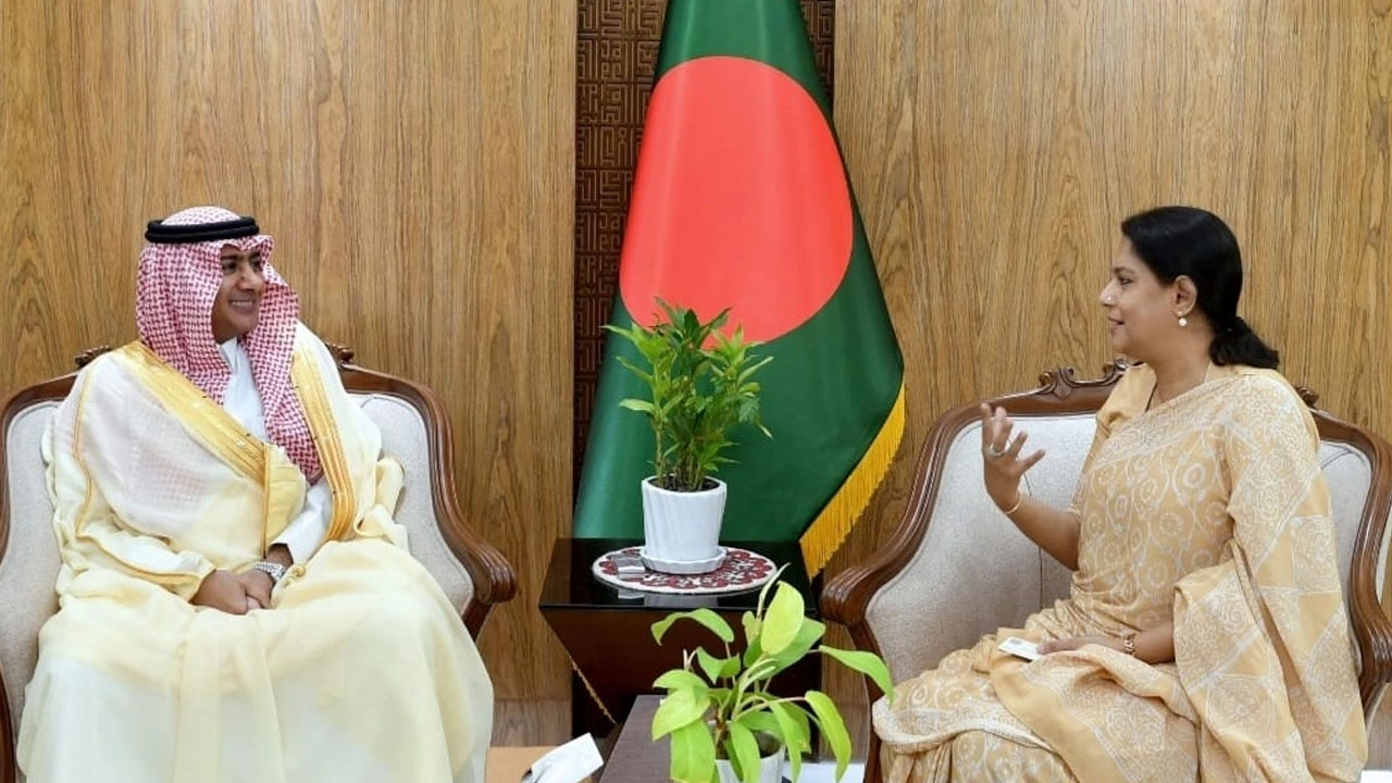সৌদি রাষ্ট্রদূতের সঙ্গে পরিবেশ উপদেষ্টার সাক্ষাৎ