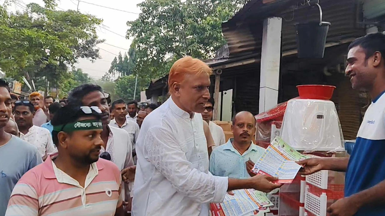 তারেক রহমানের ৩১ দফা প্রচারে পুঠিয়ায় লিফলেট বিতরণ