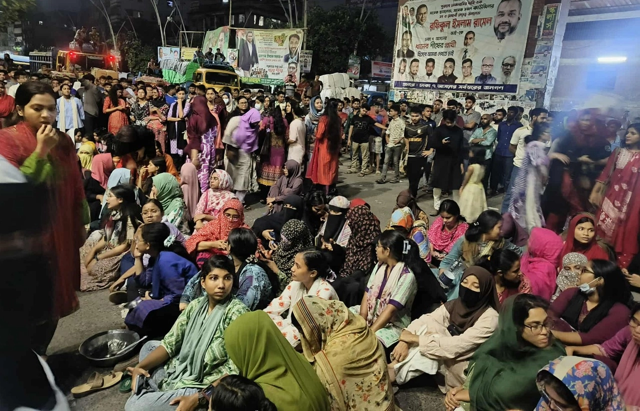 জবির শিক্ষার্থী জোবায়েদ হত্যার প্রতিবাদে তাঁতিবাজার মোড় অবরোধ করেছে শিক্ষার্থীরা।