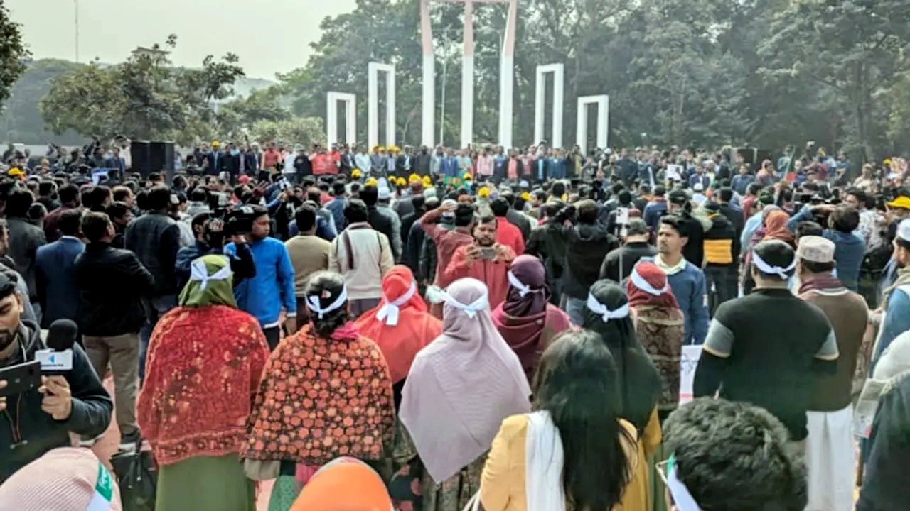 শহীদ মিনারে বাড়ছে শিক্ষকদের উপস্থিতি