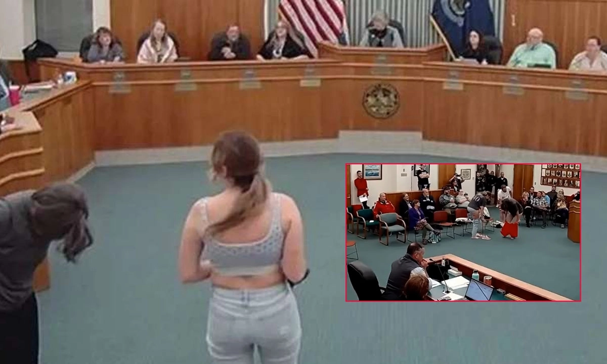 স্কুলের বোর্ড সভায় পোশাক খুলে প্রতিবাদ