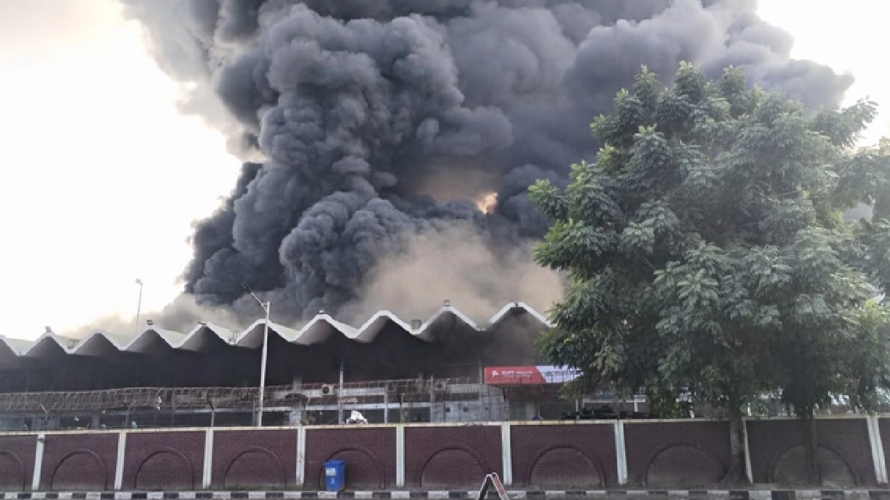 কার্গো ভিলেজে আগুন