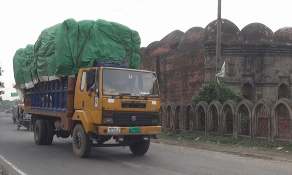 সোনামসজিদের পাশ দিয়েই মহাসড়ক, হুমকিতে ছোট সোনামসজিদ
