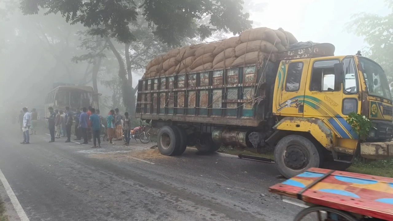 মঙ্গলবার ভোরে ঝিনাইদহ-মাগুরা মহাসড়কে এ দুর্ঘটনা ঘটে