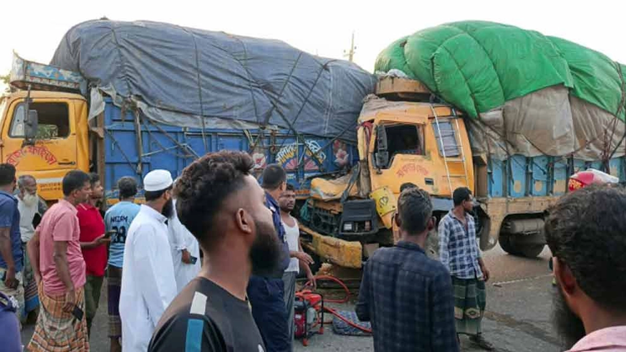 ত্রিশালে দুই ট্রাকের সংঘর্ষ