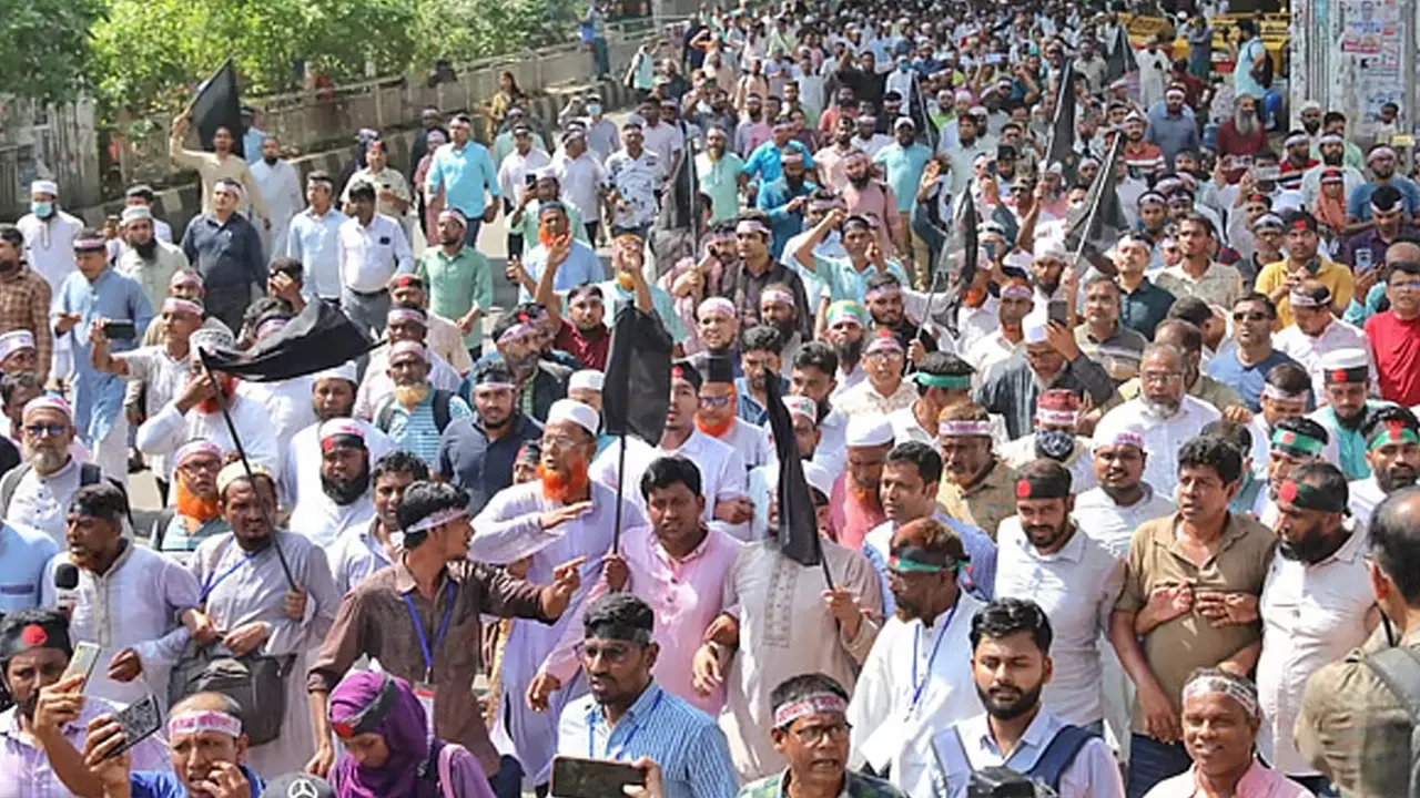 আন্দোলনরত শিক্ষকদের একাংশ