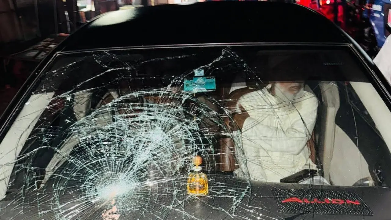 হামলার ফলে গাড়ির সামনের কাচ ভেঙে যায়