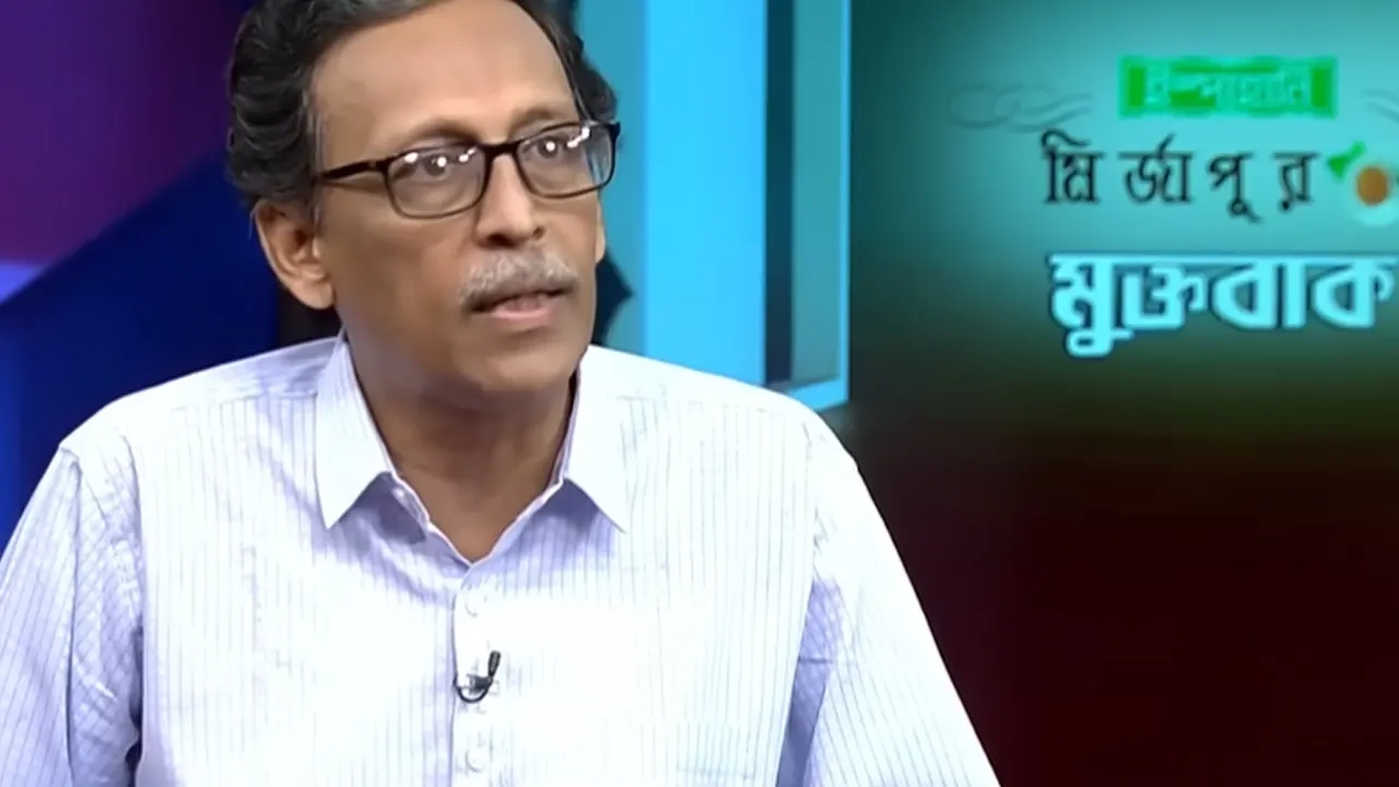 মুক্তবাক অনুষ্ঠানে লেখক ও গবেষক আলতাফ পারভেজ: ভিডিও থেকে নেয়া ছবি
