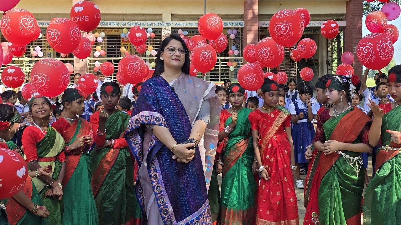 প্রাথমিক বিদ্যালয়ে প্লে গ্রাউন্ড স্থাপনের আনুষ্ঠানিক উদ্বোধন করেন জেলা প্রশাসক শরীফা হক