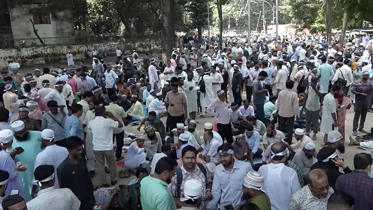 এবার ক্লাসে ফিরার পালা, তাই শহীদ মিনার এলাকা ছাড়ছেন শিক্ষকরা