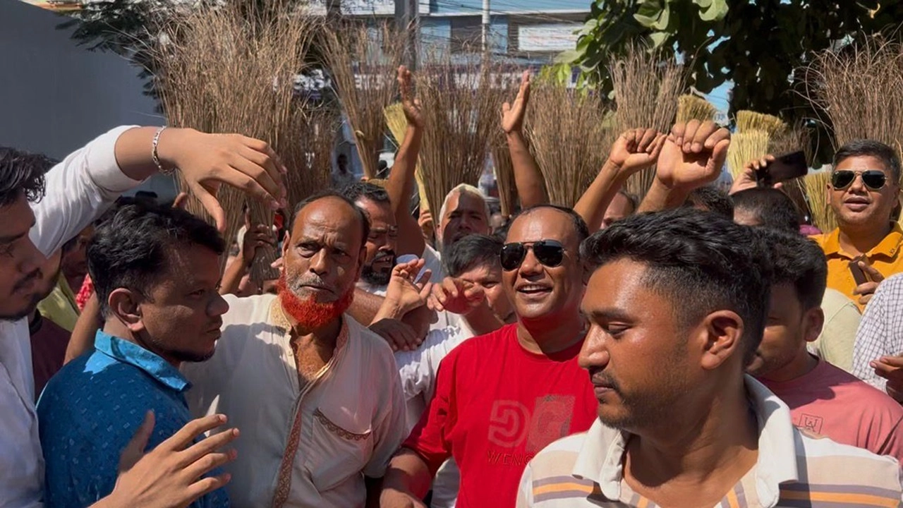 এ.কে. আজাদের বিরুদ্ধে একটি প্রতীকী ঝাড়ু মিছিল