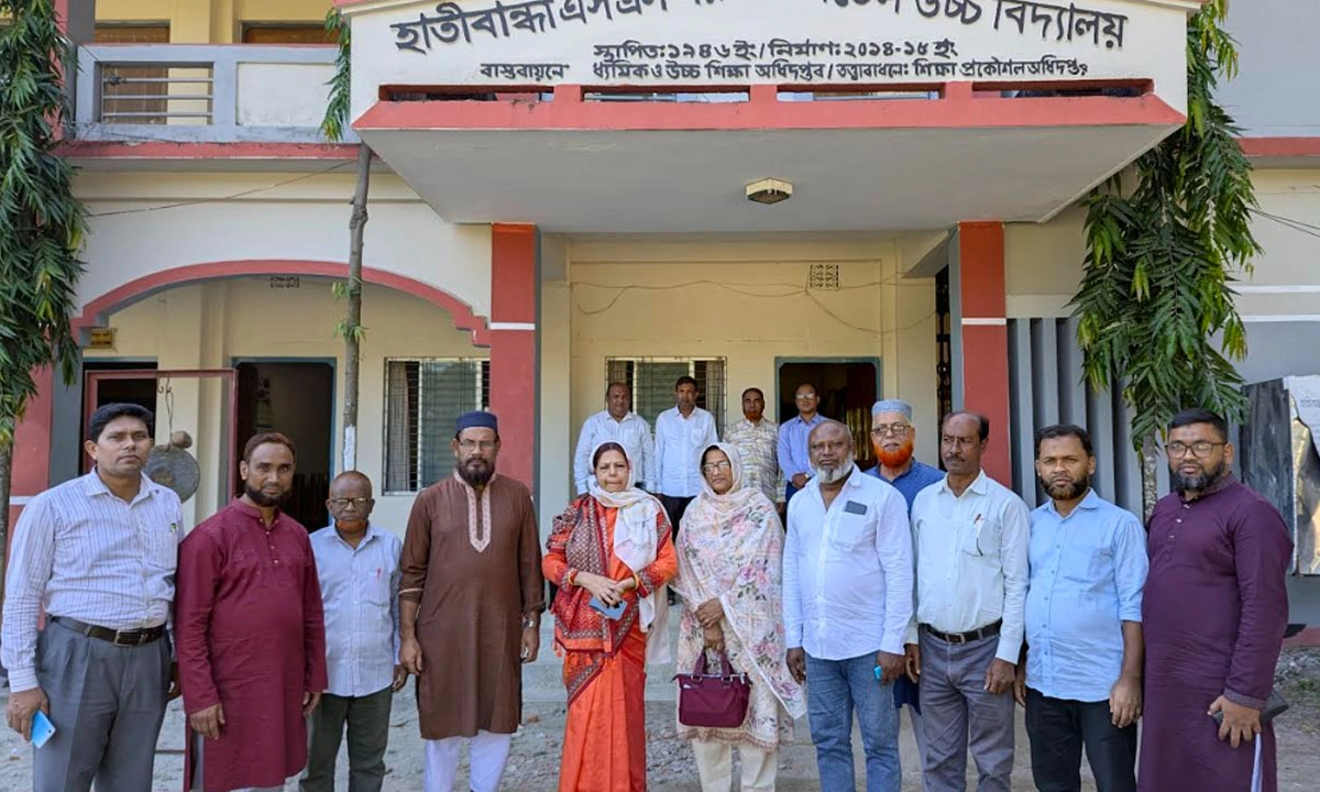 বিদ্যালয়ের কক্ষে প্রধান শিক্ষকের সংসার