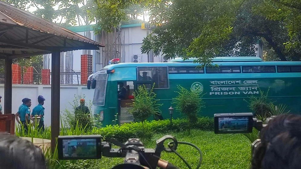 প্রিজনভ্যানে করে সেনা কর্মকর্তাদের ট্রাইব্যুনালে আনা হয়: ছবি সংগৃহীত