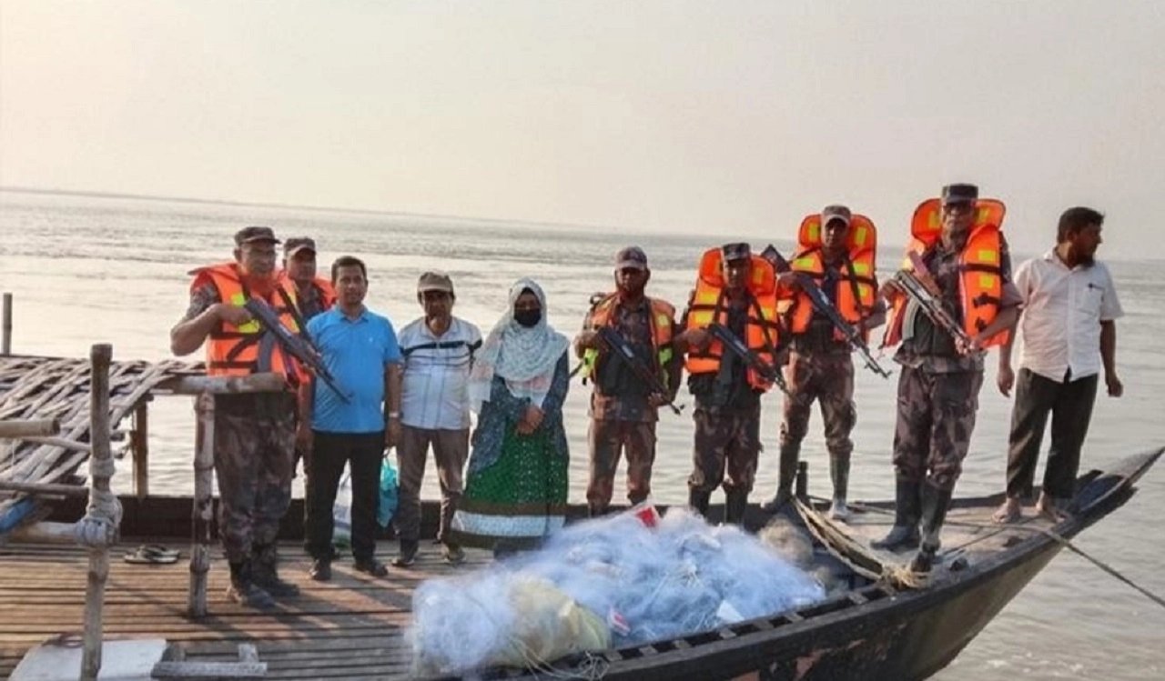 চাঁপাইনবাবগঞ্জে পদ্মায় মা ইলিশ সংরক্ষণ অভিযান