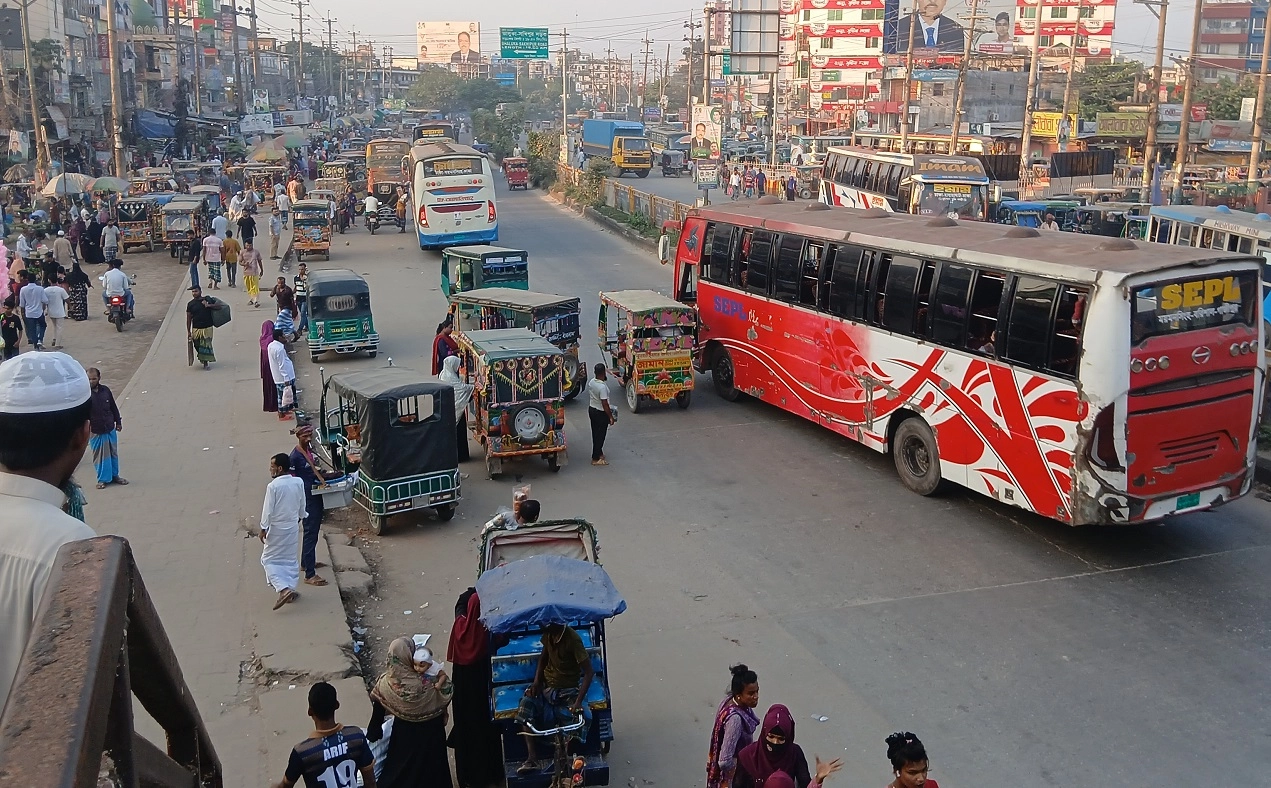 ঢাকা-ময়মনসিংহ চারলেন মহাসড়কে মহাসড়কে দাপিয়ে বেড়াচ্ছে থ্রি-হুইলার। ছবি: এনপিবি