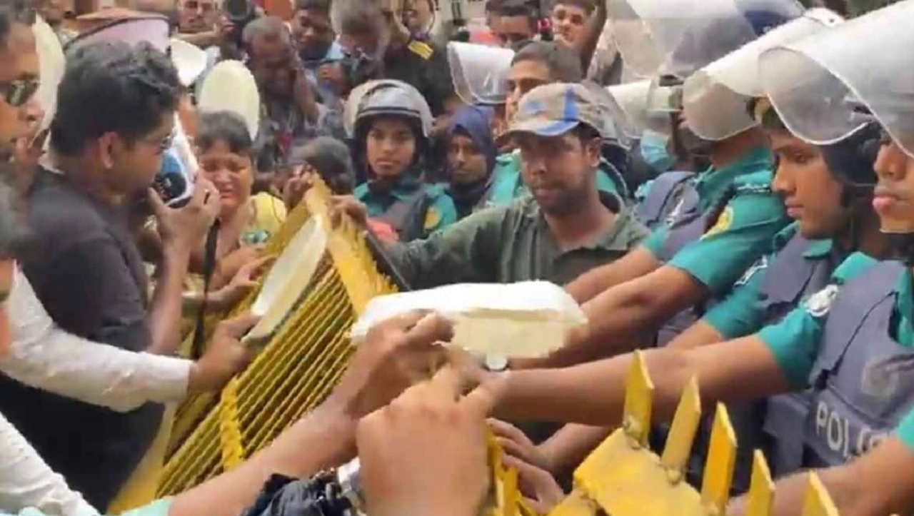 শাহবাগে চাকরিপ্রত্যাশী প্রতিবন্ধীদের যমুনা অভিমুখে যাত্রা আটকে দেয় পুলিশ।